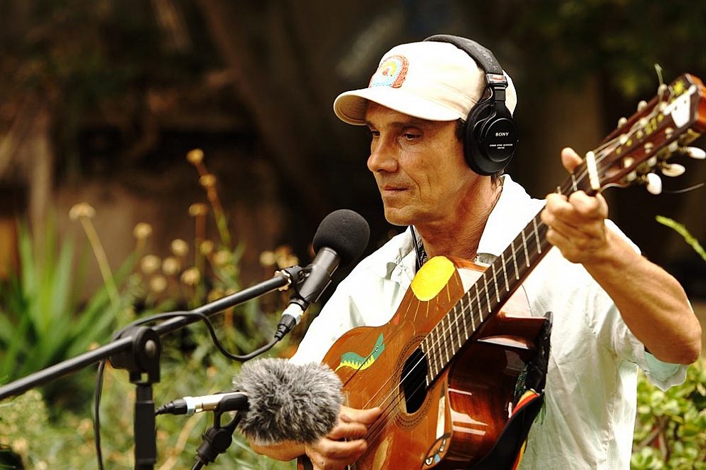 MANU CHAO PLAYING FOR CHANGE: TANTAS TIERRAS