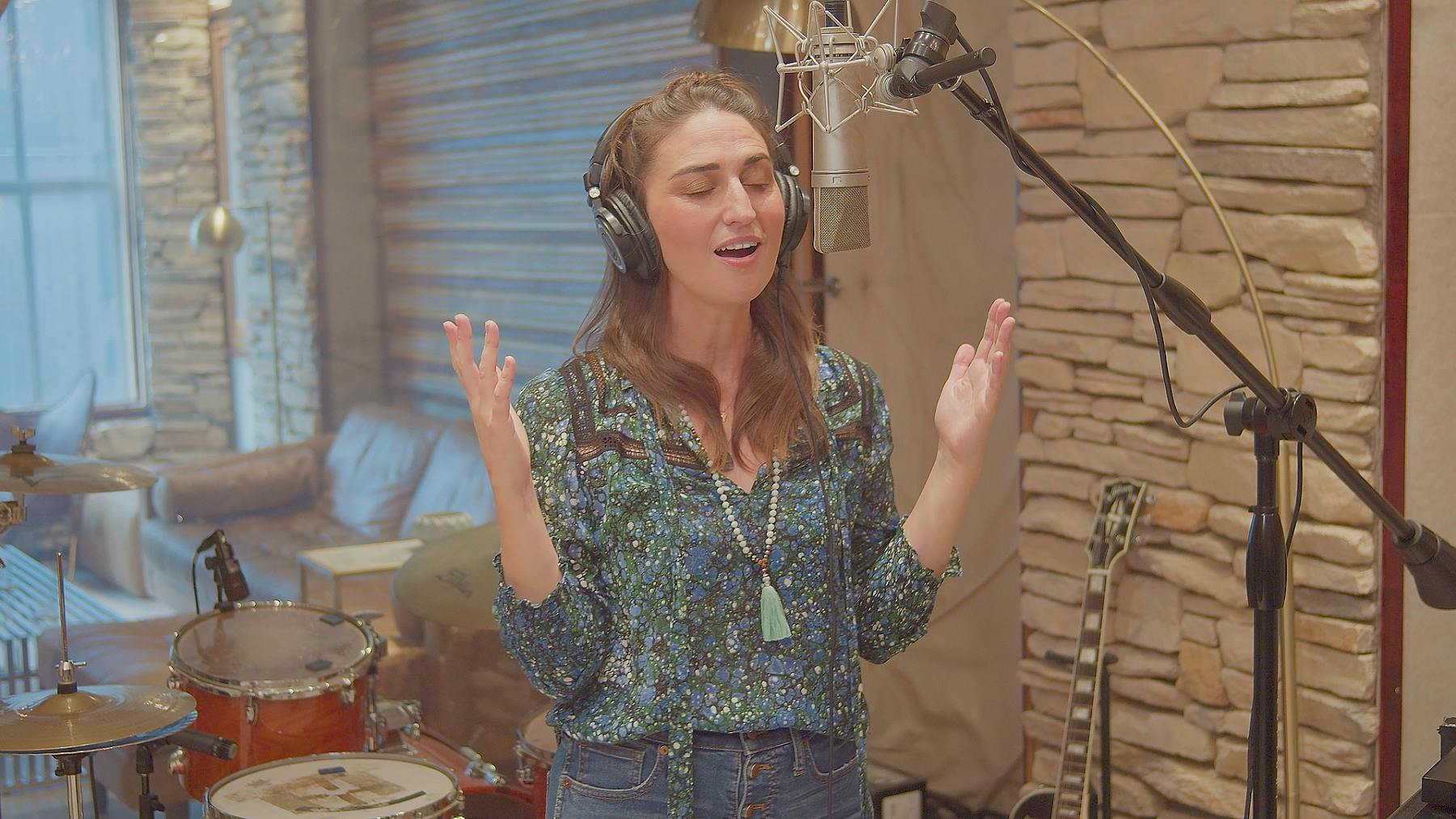 Playing for Change (Live) Official Tiktok Music album by Playing For Change Band - Listening To All 10 Musics On Tiktok Music