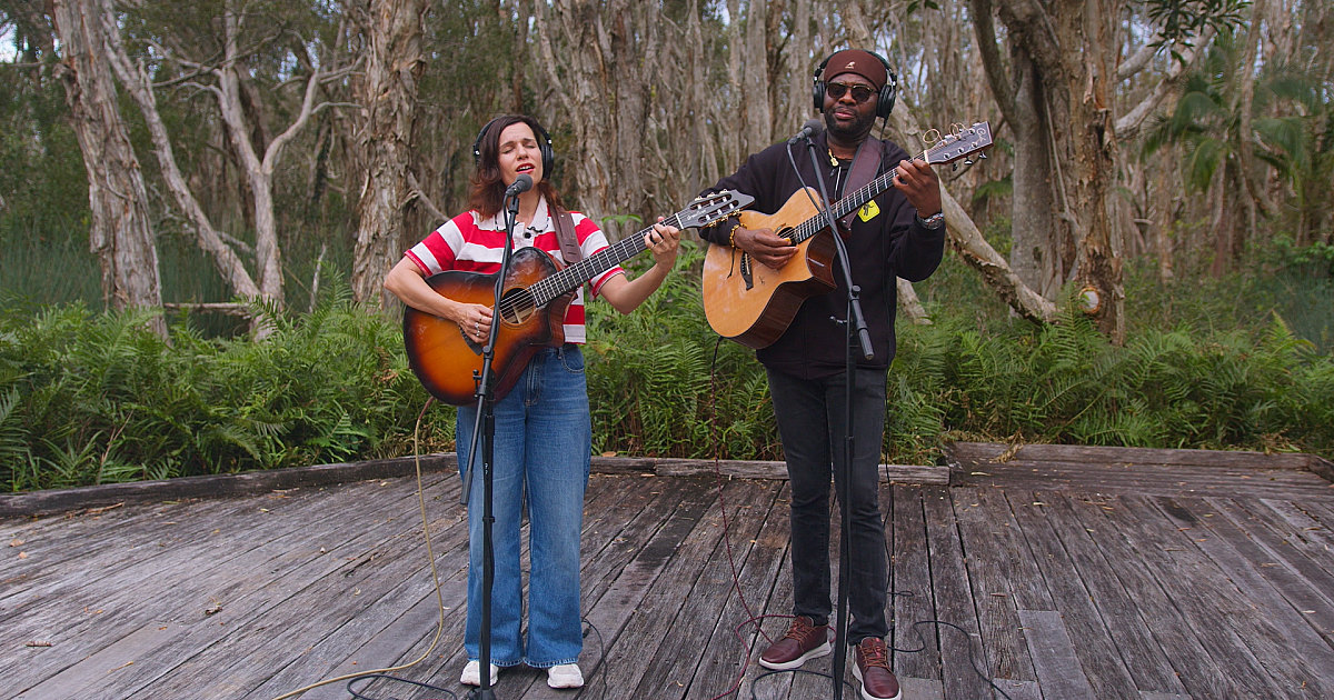 Dance Me to the End of Love Tula y Jason Tamba… Playing For Change